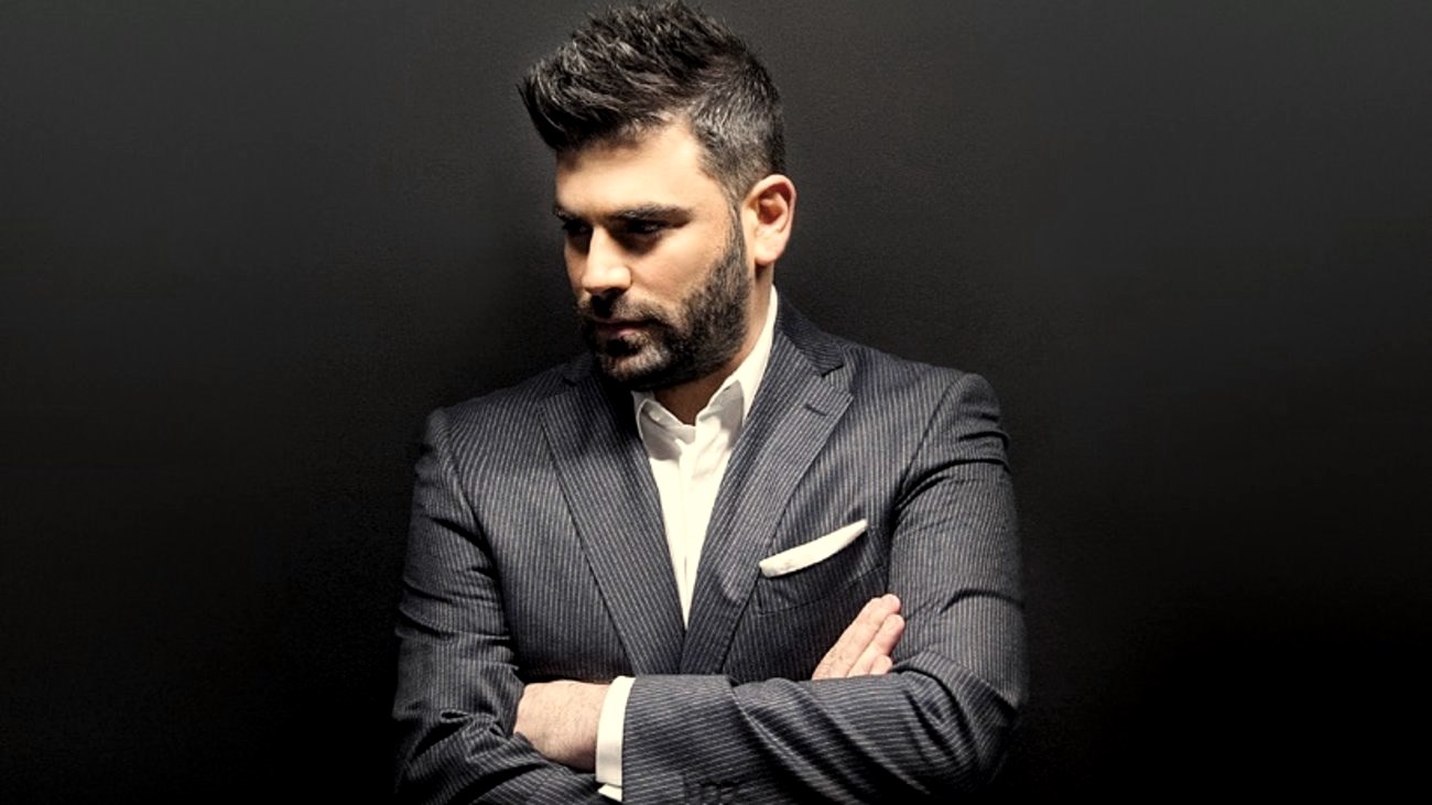 Η Φρόσω Κυριάκου με σαμπάνια στο σημείο που έχασε τη ζωή του ο Παντελίδης – ΒΙΝΤΕΟ