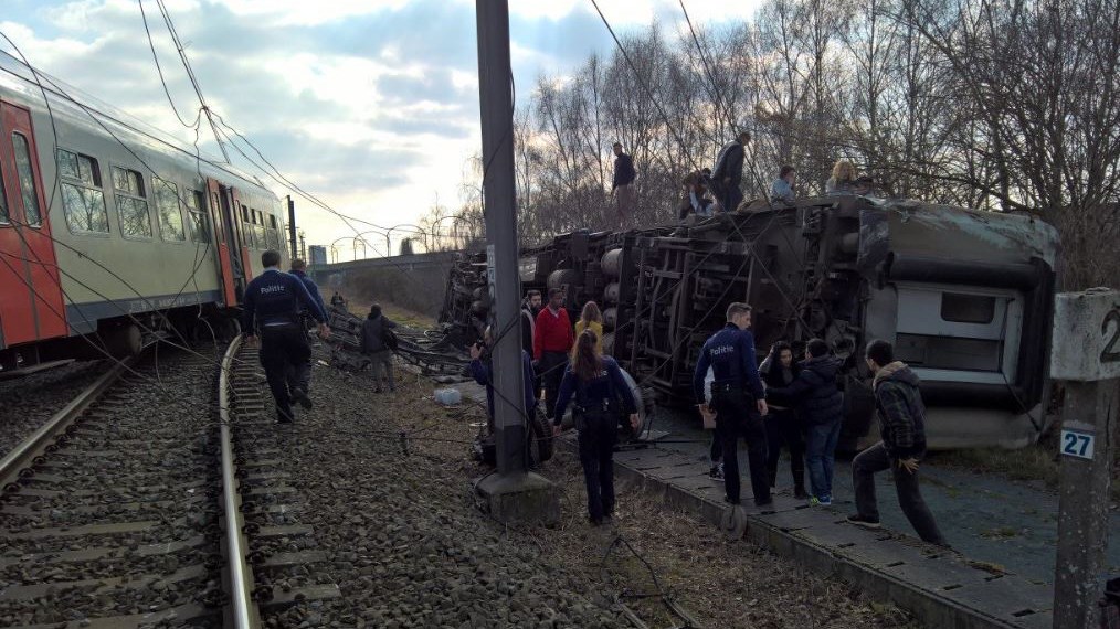 Βέλγιο – Ένας νεκρός και 27 τραυματίες από εκτροχιασμό τρένου