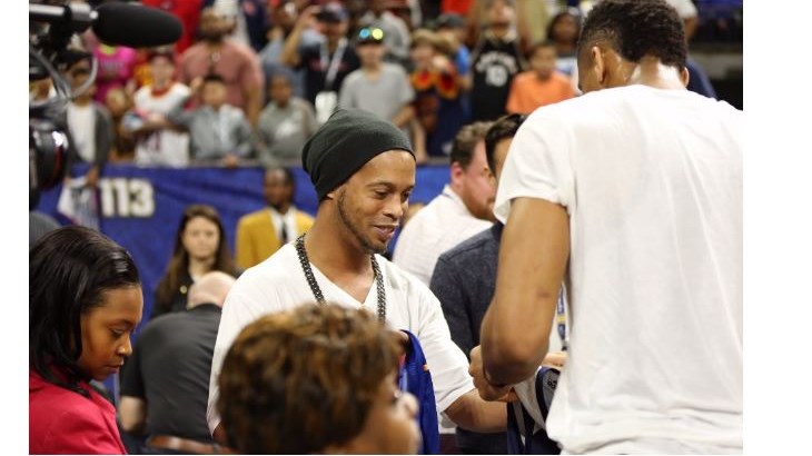 Ο Ροναλντίνιο ζήτησε την φανέλα του Αντετοκούνμπο – ΒΙΝΤΕΟ