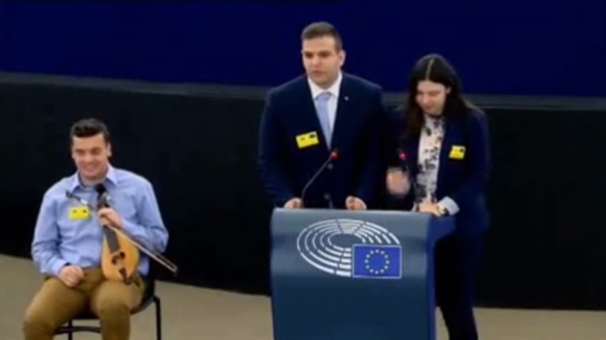 Χανιώτης μαθητής έπαιξε λύρα στο Ευρωπαϊκό Κοινοβούλιο – ΒΙΝΤΕΟ