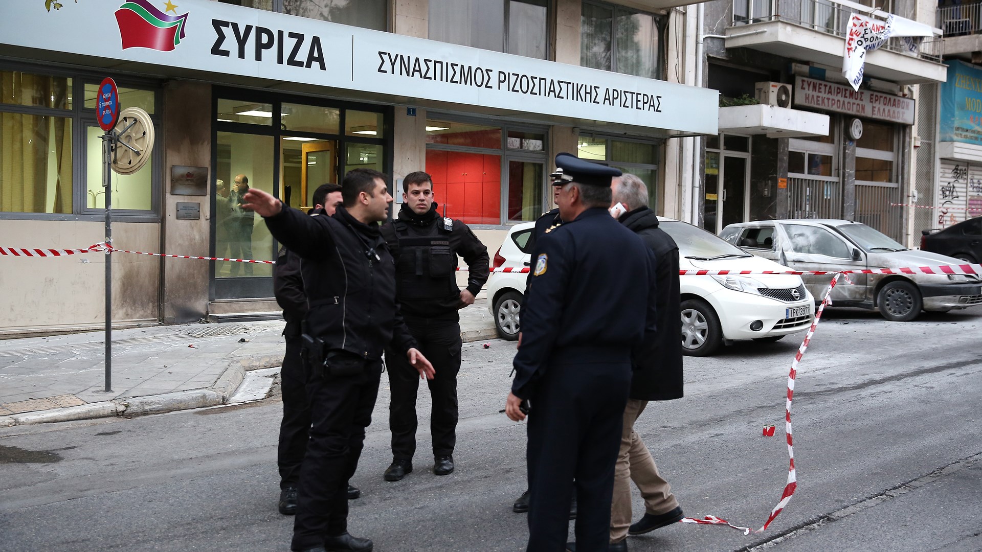 Φωτογραφίες από την επίθεση με μολότοφ στα γραφεία του ΣΥΡΙΖΑ