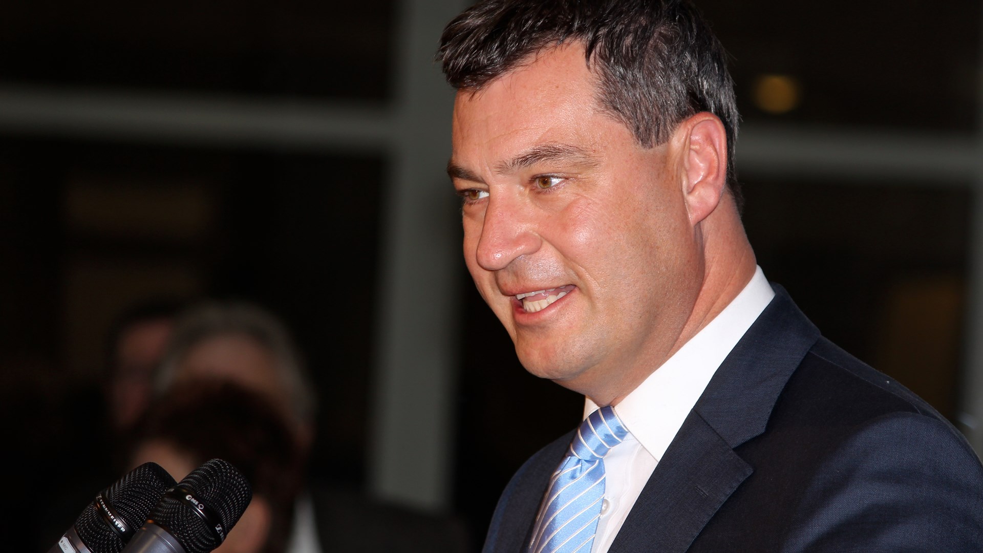 Προκαλεί ο Βαυαρός υπ. Οικονομικών – Δώστε χρυσό ή ακίνητα για να σας δώσουμε χρήματα