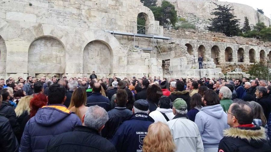 Οπαδοί του Σώρρα δίνουν όρκο κάτω από την Ακρόπολη και τουρίστες κοιτούν απορημένοι – ΦΩΤΟ