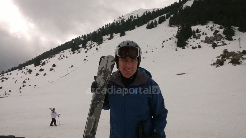 Ο Αμερικανός πρέσβης έκανε σκι στον Μαίναλο και μοίρασε… σοκολατάκια – ΦΩΤΟ