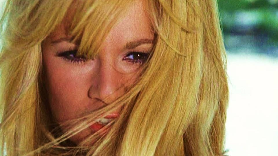 Το αποκαλυπτικό μπλουζάκι που έστειλε τη νεαρή Αλίκη Βουγιουκλάκη κατηγορούμενη στο θεατρικό δικαστήριο