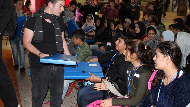 Θερμό καλωσόρισμα των προσφύγων μαθητών στο Περιστέρι – ΒΙΝΤΕΟ – ΦΩΤΟ