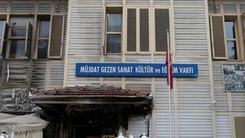 Έβαλαν φωτιά σε γκαλερί επικριτή του Ερντογάν