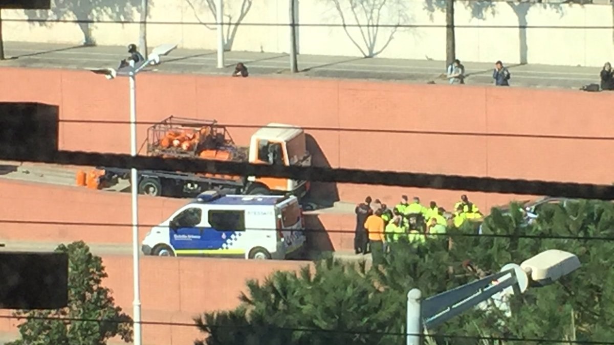 Βαρκελώνη – “Τρελή” καταδίωξη κλεμμένου φορτηγού που μετέφερε φιάλες βουτανίου – ΦΩΤΟ