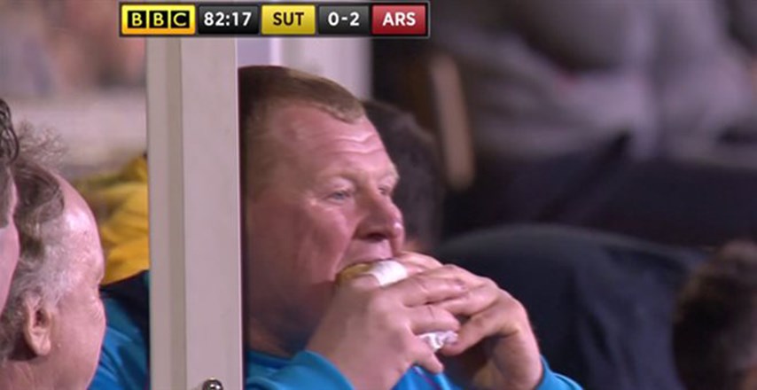 Μπελάδες για τον τερματοφύλακα που έτρωγε σάντουιτς την ώρα του αγώνα – ΒΙΝΤΕΟ