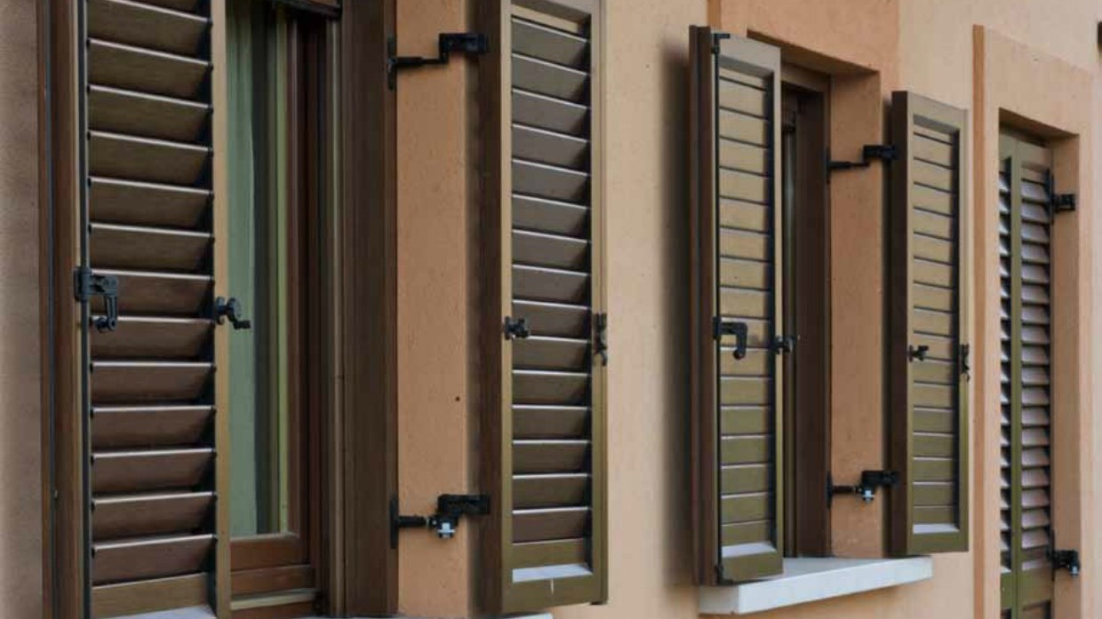 Καθαρίστε τα παντζούρια εύκολα και γρήγορα με 5 απλές κινήσεις