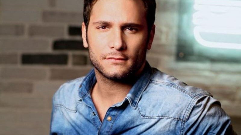 Ο Ευθύμης Ζησάκης πλάι στην Τάμτα στο «Cabaret»