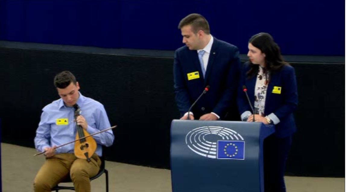 Ο 18χρονος Χανιώτης που μάγεψε με τη λύρα του το Ευρωκοινοβούλιο – ΒΙΝΤΕΟ