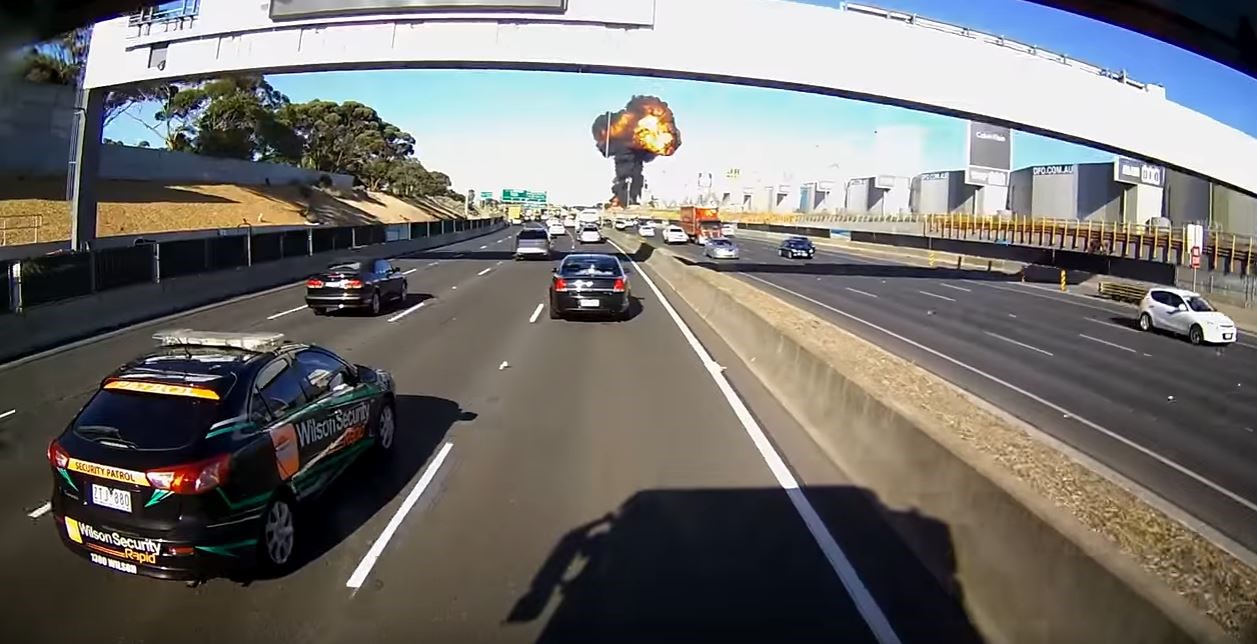 Νέο ΒΙΝΤΕΟ ΝΤΟΚΟΥΜΕΝΤΟ από τη συντριβή του αεροσκάφους σε εμπορικό κέντρο της Μελβούρνης