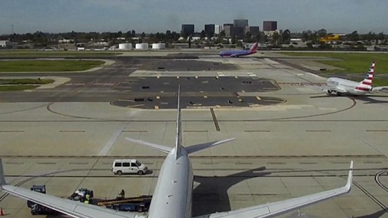 ΒΙΝΤΕΟ Ντοκουμέντο – Το αεροπλάνο του Χάρισον Φορντ περνά «ξυστά» από μπόινγκ γεμάτο επιβάτες