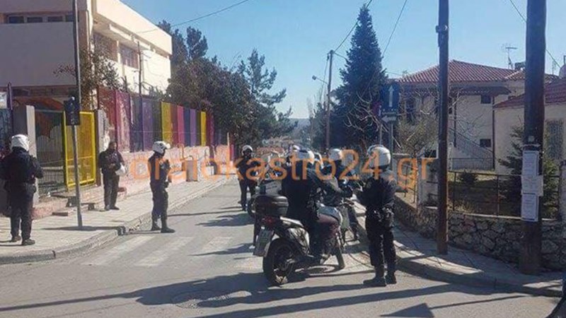 Ισχυρές αστυνομικές δυνάμεις έξω από το 1ο δημοτικό Ωραιοκάστρου – ΦΩΤΟ