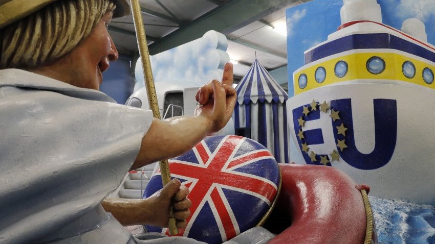 Καρναβάλι της Κολωνίας: Το σηκωμένο δάχτυλο της Μέι και ο Τραμπ με μαλλιά μακαρόνια – ΦΩΤΟ