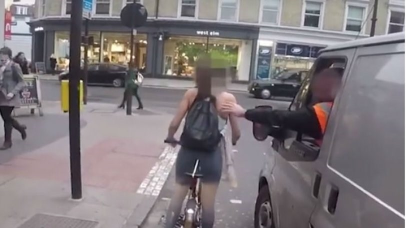 Ποδηλάτρια έκανε πράξη το «θα σέβεστε» στους δρόμους της Αγγλίας – ΒΙΝΤΕΟ