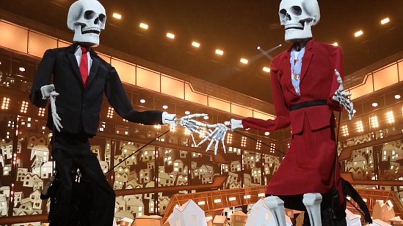 Οι “σκελετοί” Τραμπ – Μέι έκλεψαν την παράσταση στα Brit Awards – ΦΩΤΟ – ΒΙΝΤΕΟ