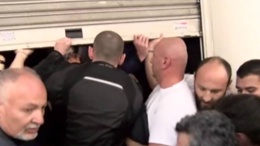 Ένταση και λιποθυμίες έξω από το υπουργείο Υγείας – ΒΙΝΤΕΟ