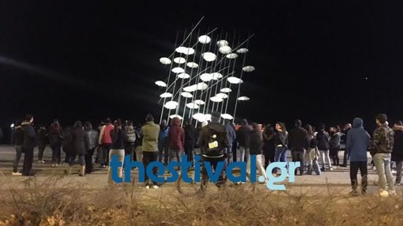 Θεσσαλονίκη: Αναστάτωση με άνδρα που σκαρφάλωσε στις ομπρέλες του Ζογγολόπουλου – ΒΙΝΤΕΟ