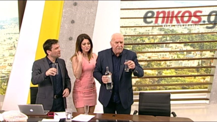 Ο Παπαδάκης κερνάει… τσικουδιά τους συνεργάτες του στον αέρα – ΒΙΝΤΕΟ