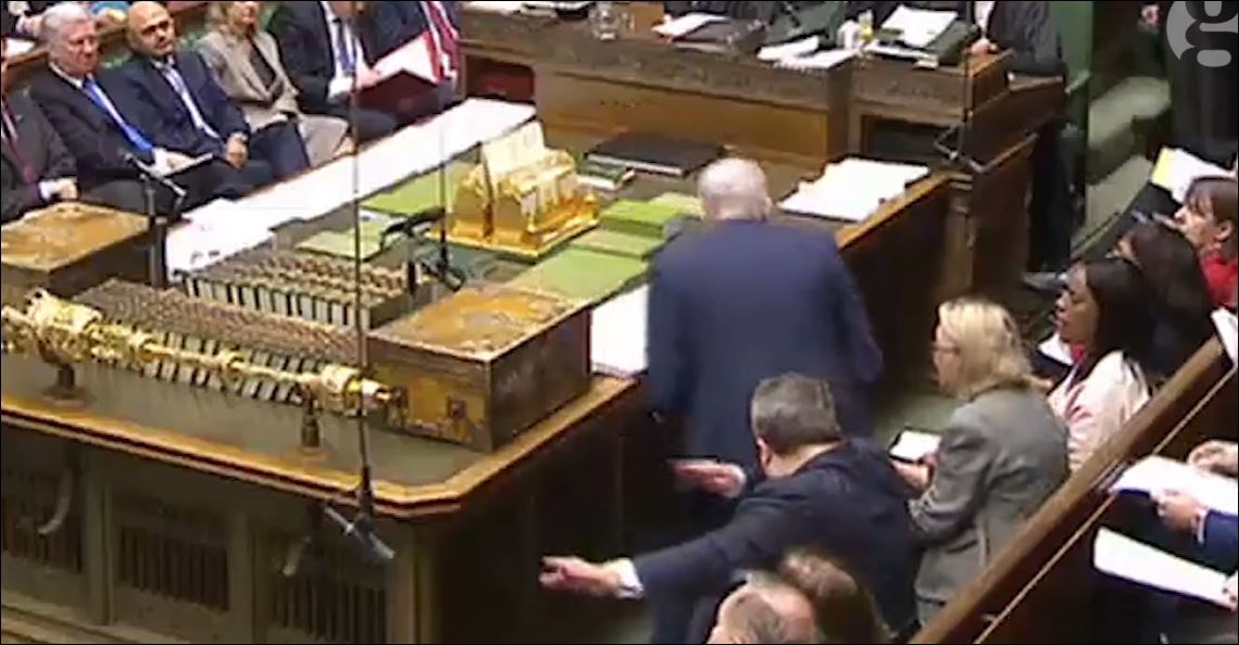 Βρετανός βουλευτής κάνει «dab»… στο Κοινοβούλιο – ΒΙΝΤΕΟ