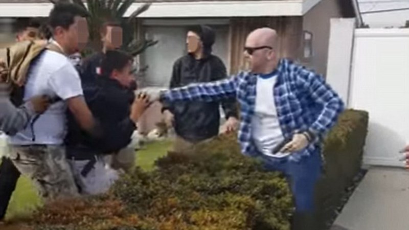 ΒΙΝΤΕΟ σοκ – Αστυνομικός πυροβολεί εναντίον παιδιών στις ΗΠΑ