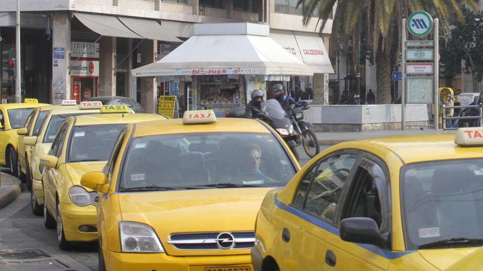 Διαμαρτυρία οδηγών ταξί έξω από τα γραφεία της ΝΔ