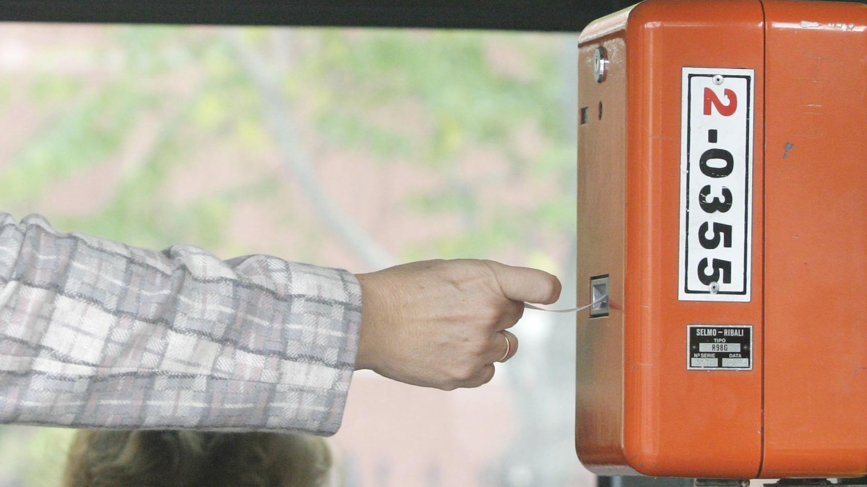 Οι “Πυρήνες Λυσσασμένων Λαθρεπιβατών” ανέλαβαν την ευθύνη για τις επιθέσεις σε ακυρωτικά μηχανήματα