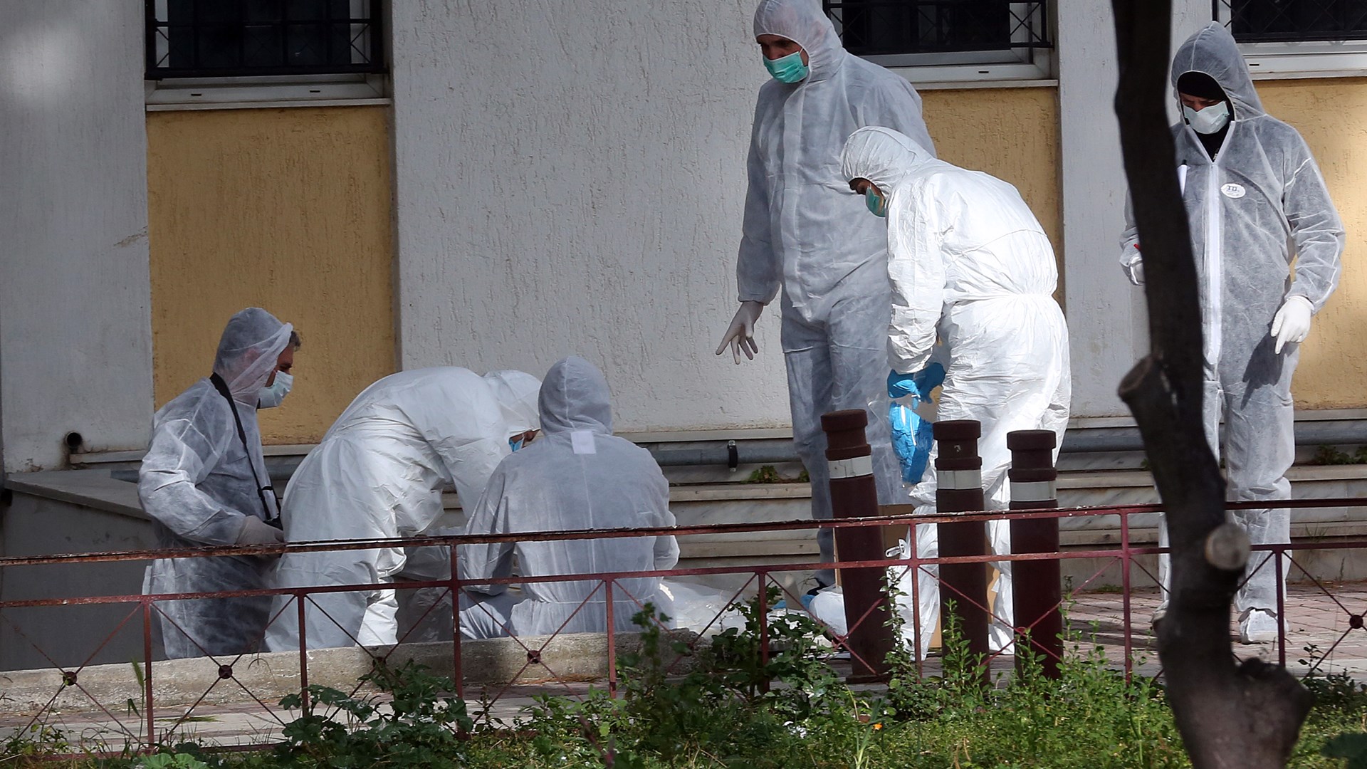 Σε εξέλιξη οι έρευνες της ΕΛΑΣ έξω από το Α.Τ. Δάφνης  – ΦΩΤΟ