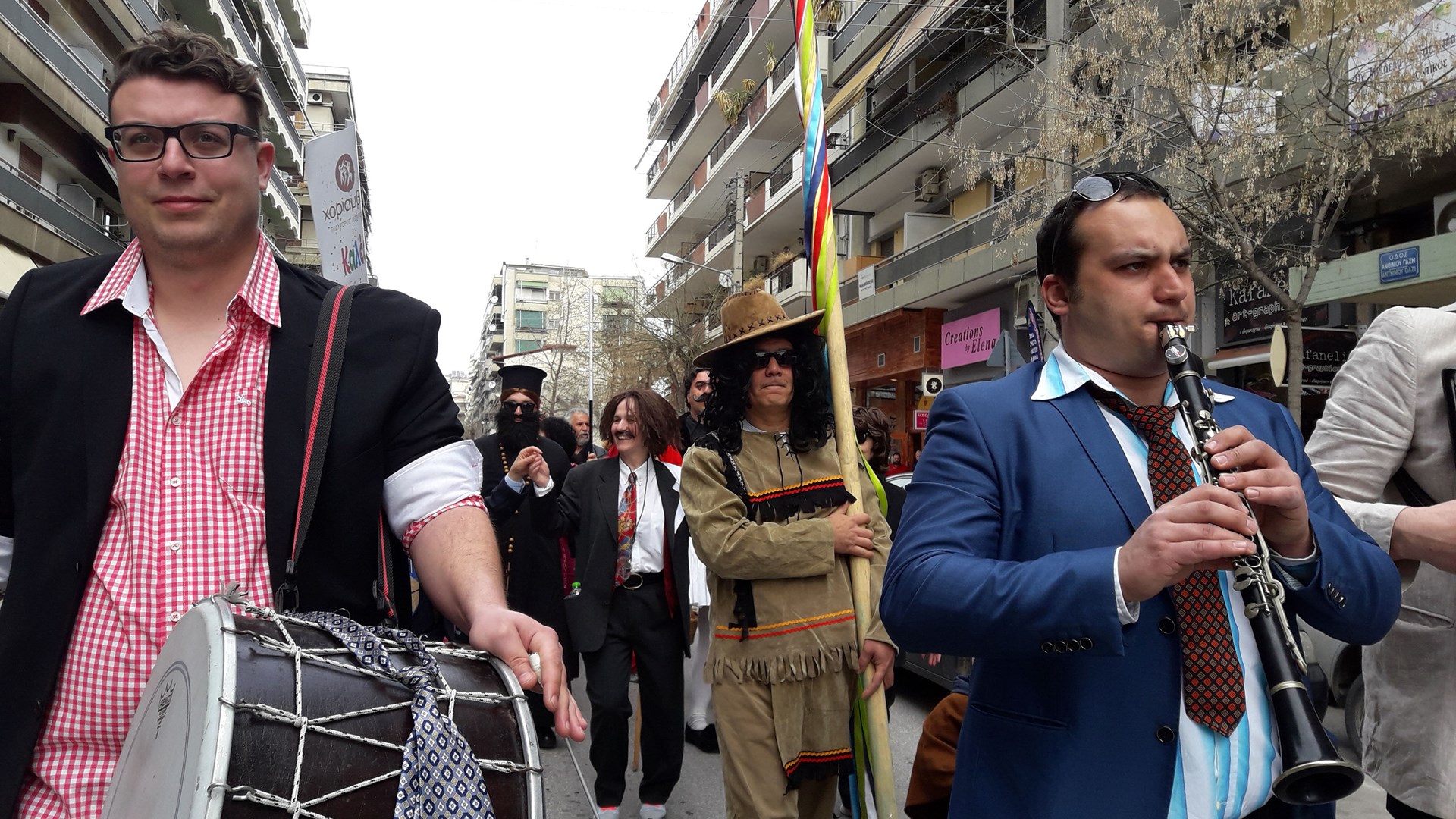 “Μπουλούκια” μεταμφιεσμένων παρέλασαν στη Λάρισα – ΒΙΝΤΕΟ – ΦΩΤΟ