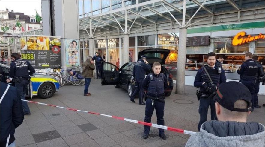 Αυτοκίνητο έπεσε πάνω σε πεζούς στη Γερμανία – Ένας νεκρός