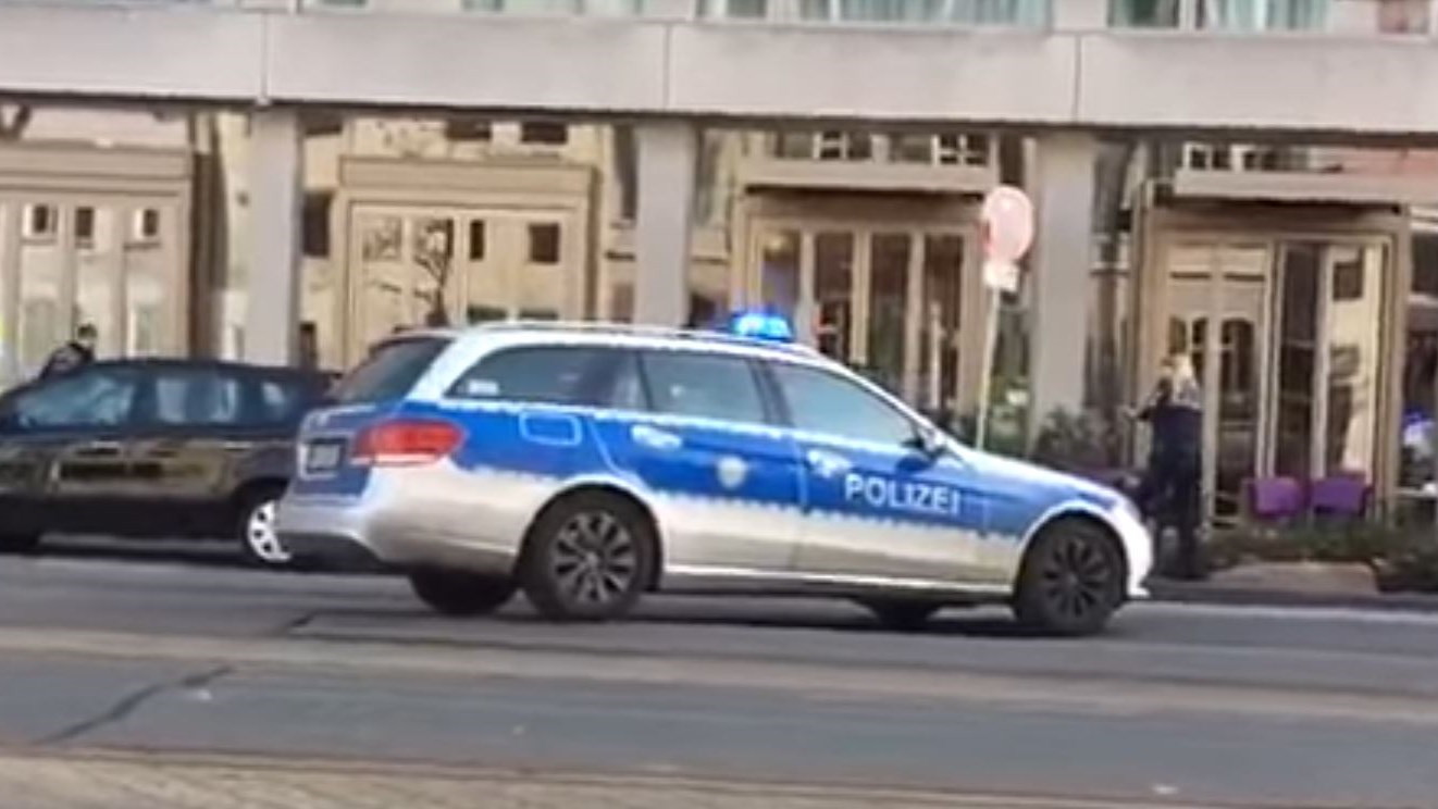 ΒΙΝΤΕΟ Ντοκουμέντο – Οι αστυνομικοί πυροβολούν τον δράστη της επίθεσης στη Γερμανία