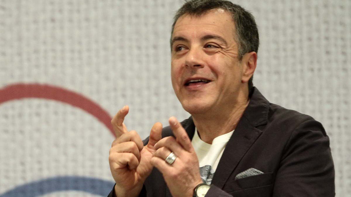 Ο Σταύρος Θεοδωράκης στο Facebook: Μην περιμένεις να φύγει η κρίση για να χαρείς τον ήλιο και την αποκριά