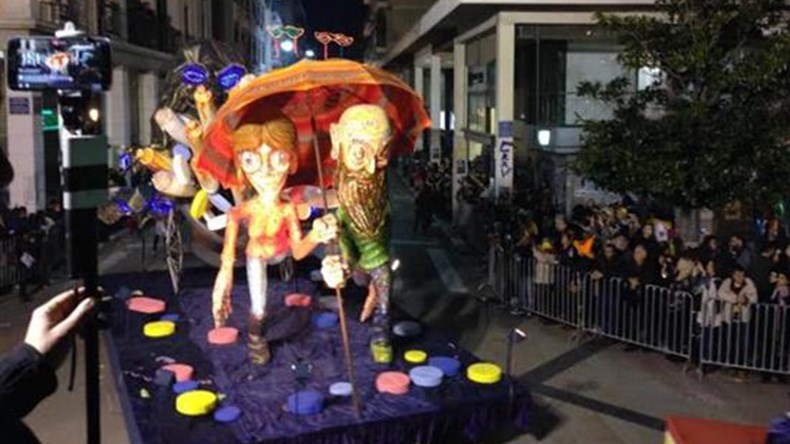 Με πάρτι και χορούς συνεχίζεται η καρναβαλική νύχτα στην Πάτρα – ΦΩΤΟ