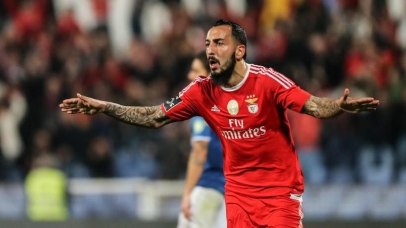 Ο Μήτρογλου και το πουλόβερ: Χαμένος… στη μετάφραση οπαδός της Μπενφίκα – ΦΩΤΟ