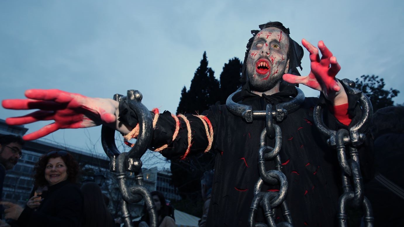 “Ζόμπι” περικύκλωσαν… τη Βουλή – ΦΩΤΟ