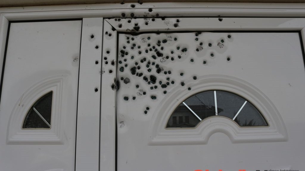 Τρίκαλα – 49χρονος έκαψε το αυτοκίνητο συγγενών του και «γάζωσε» το σπίτι τους – ΦΩΤΟ