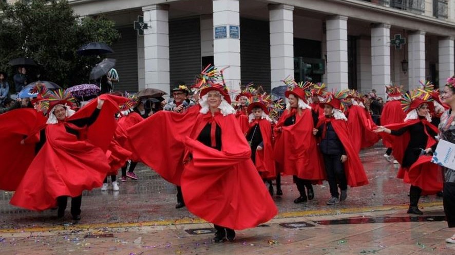 Υπό βροχή η μεγάλη καρναβαλική παρέλαση στην Πάτρα – ΦΩΤΟ