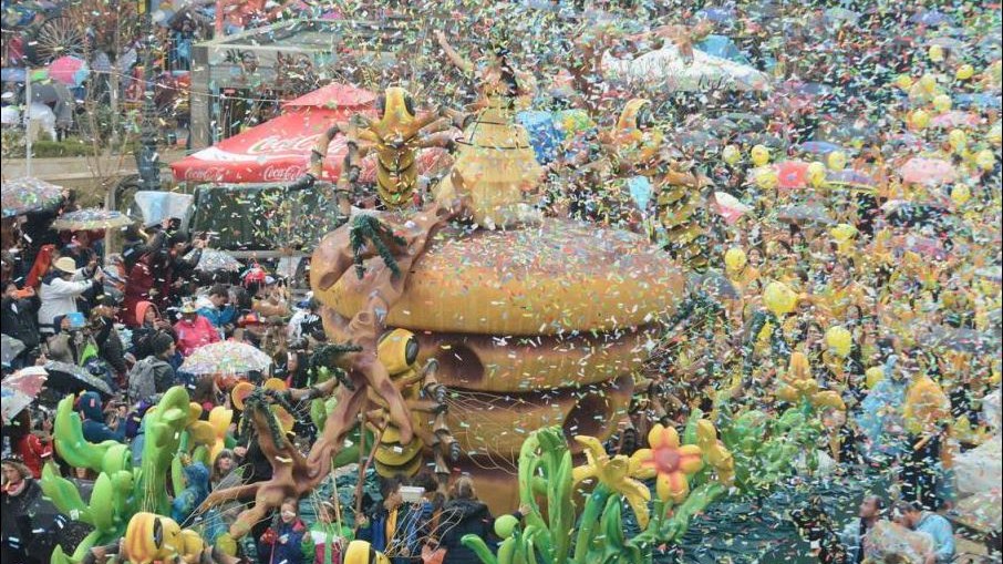 Βροχή… το κέφι στην καρναβαλική παρέλαση της Πάτρας – ΒΙΝΤΕΟ