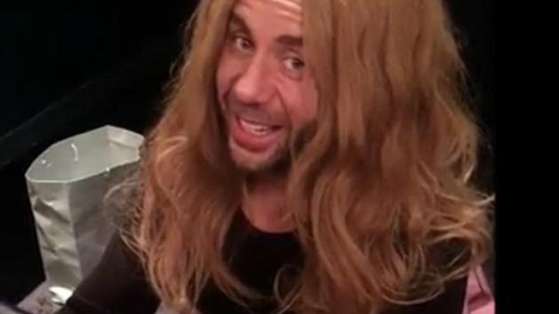 Ο Γιώργος Μαζωνάκης ντύθηκε… Νατάσα Θεοδωρίδου – ΒΙΝΤΕΟ