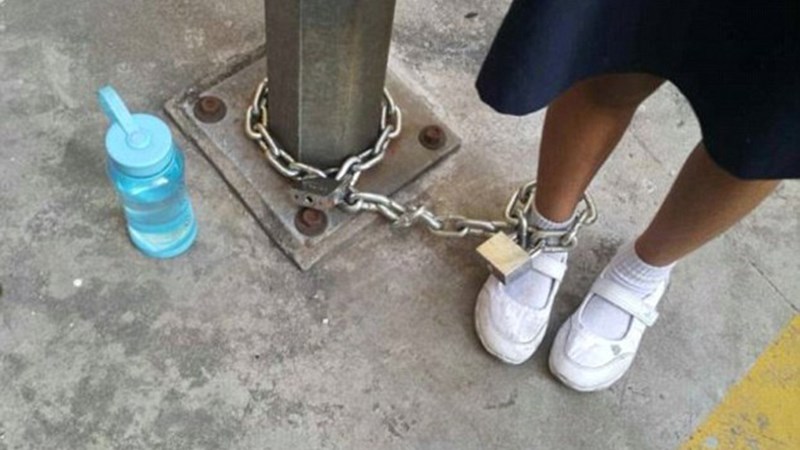 Μητέρα αλυσόδεσε την κόρη της σε πάρκινγκ επειδή έκανε κοπάνα από το σχολείο