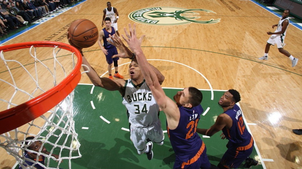 Σούπερ Αντετοκούνμπο στη νίκη των Μπακς επί των Σανς