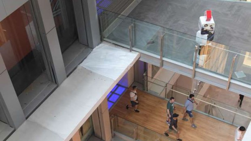 Νεαρός έχασε τη ζωή του σε εμπορικό κέντρο προσπαθώντας να πιάσει ένα κινητό – ΒΙΝΤΕΟ