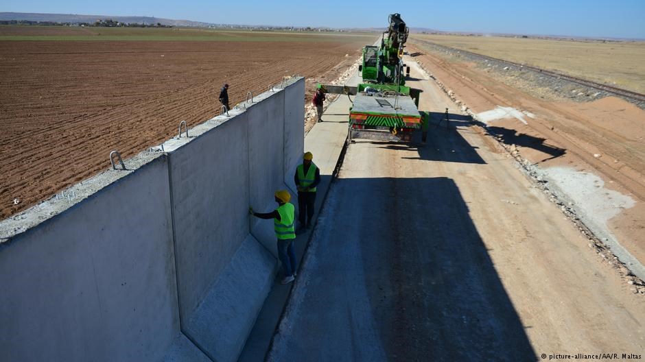 Σε πλήρη εξέλιξη οι εργασίες κατασκευής του τσιμεντένιου τείχους στα σύνορα Τουρκίας-Συρίας