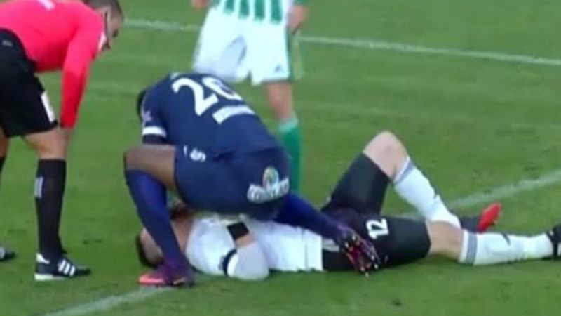 Γύρισε η γλώσσα του και τον έσωσε αντίπαλος – ΒΙΝΤΕΟ