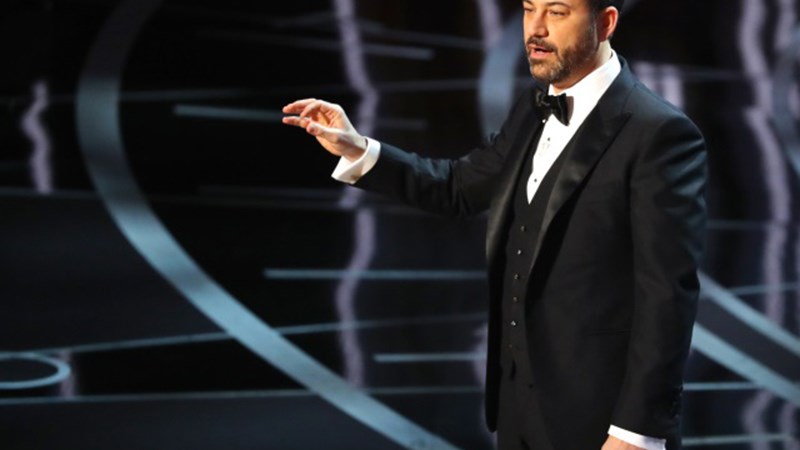 Νέο “χτύπημα” κατά του Τραμπ από τον παρουσιαστή των Όσκαρ