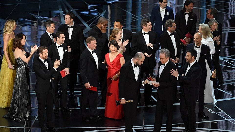 Τι είπε ο παρουσιαστής του Όσκαρ καλύτερης ταινίας για να δικαιολογήσει την ασύλληπτη γκάφα – ΒΙΝΤΕΟ