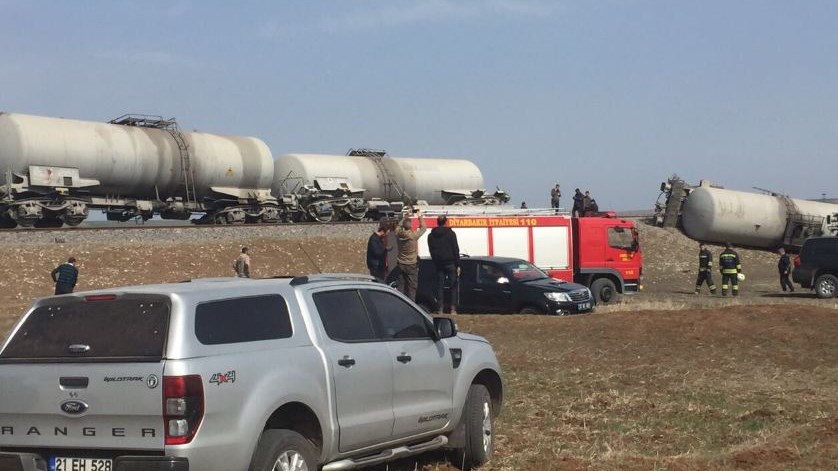 Εκτροχιασμός βαγονιών τρένου μετά από έκρηξη στο Ντιγιάρμπακιρ – ΦΩΤΟ