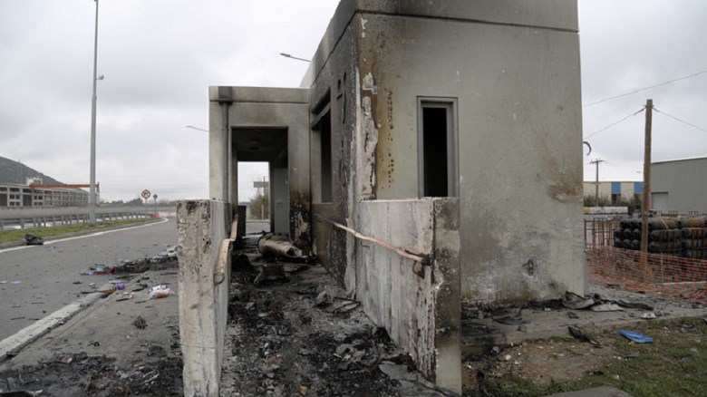 Ανατριχιαστικές εικόνες από την επόμενη μέρα του πολύνεκρου τροχαίου στην Αθηνών-Λαμίας